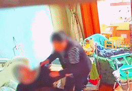 網上投注:“九旬老人控訴保姆卷走200萬”一案開庭,律師:協商退100萬,保姆未同意